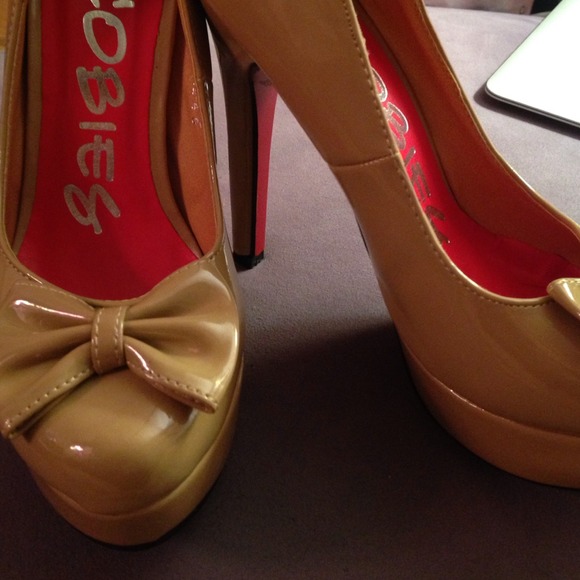 Tan heels - Picture 1 of 4