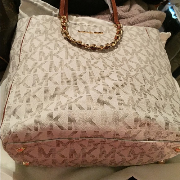 Michael kors creme colored bag with gold accents - Picture 2 of 4