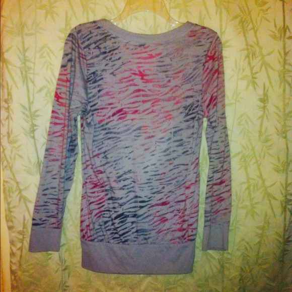 Shirt with design - Picture 3 of 3