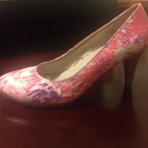 Multi-colored pumps, life stride