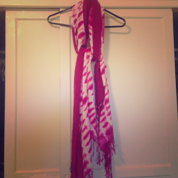 Pink scarf - Picture 1 of 3