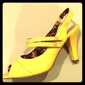 Adorable yellow retro heels!