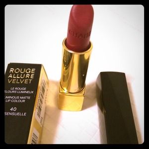 Chanel lipstick 40 LA SENSUELLE
