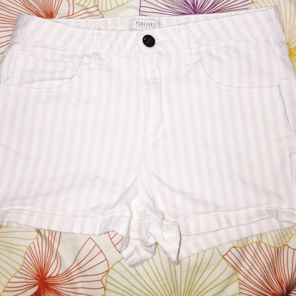 Medium rise size zip shorts