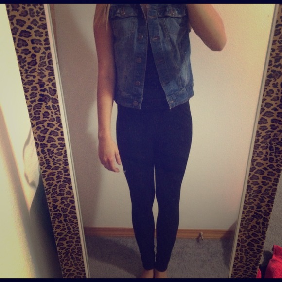 denim jacket goes w/ everything for fall! 🍃