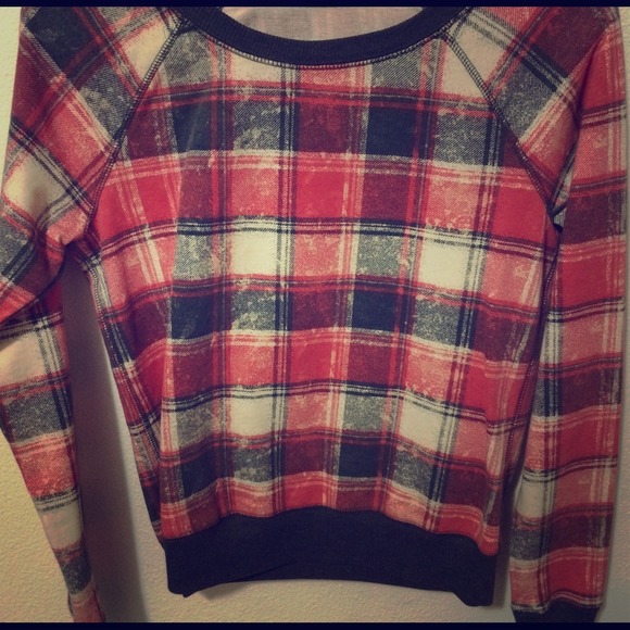 Very cute plaid shirt😏