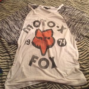 Fox v-neck shirt 🎀