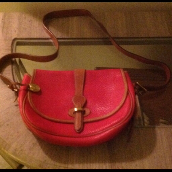 Vintage Dooney and Bourke crossbody. A must have!