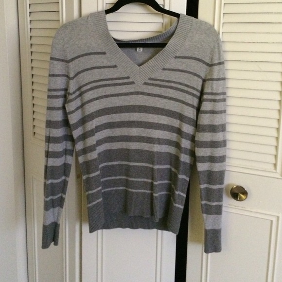 Banana Republic v neck sweater size medium