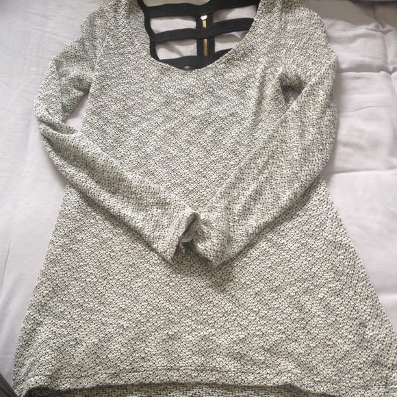 Black& white tunic with cage back zipper!