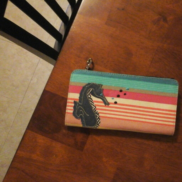Zip around wallet barely used!!!!! Very cute