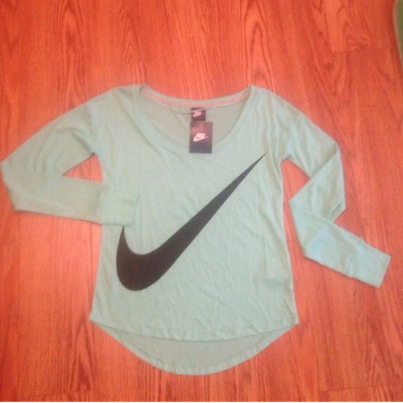 TRADED. Nike long sleeve. - Picture 3 of 3