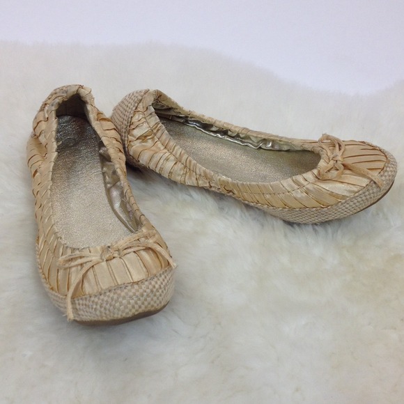 🎉🎉Flash sale! Champagne, satin bow flats size 5