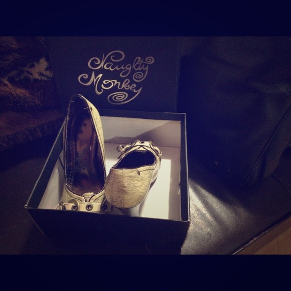 Peep toe pumps