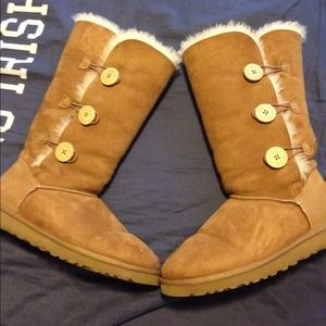 Perfect condition ugg Bailey button triplet boots