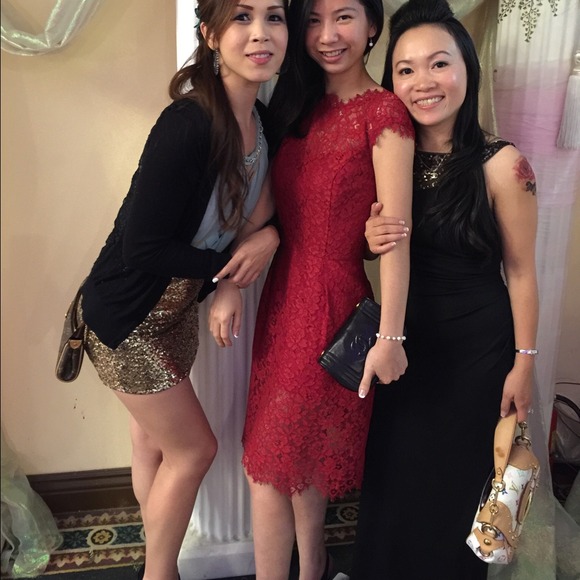 Red lace dress. - Picture 4 of 8