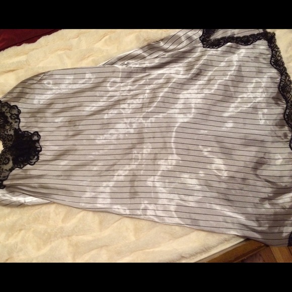 Very pretty silk silver/black lace negligee - Picture 2 of 2