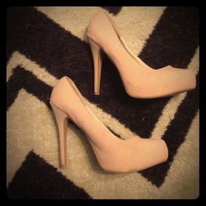 Size 5 Nude pumps! Wore only twice!