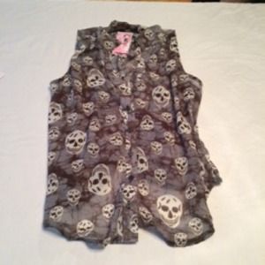 NWT- sleeveless skull blouse