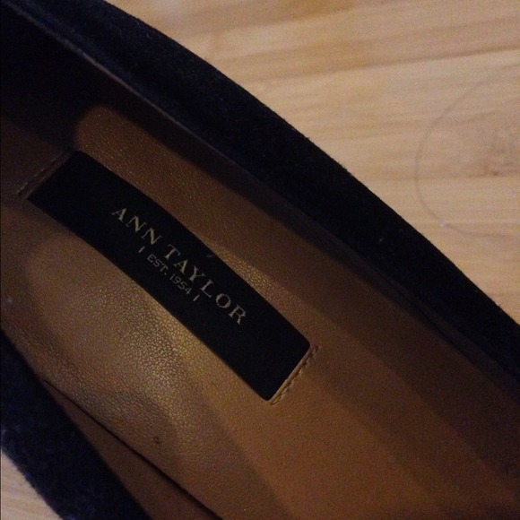 Black suede pointed toe pumps from Ann Taylor - Picture 2 of 2