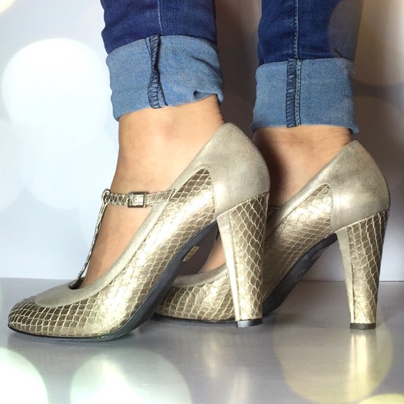 THEORY Brie T-Strap Pumps