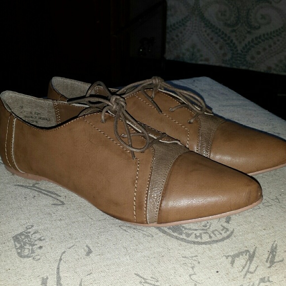 Oxford flat shoes.