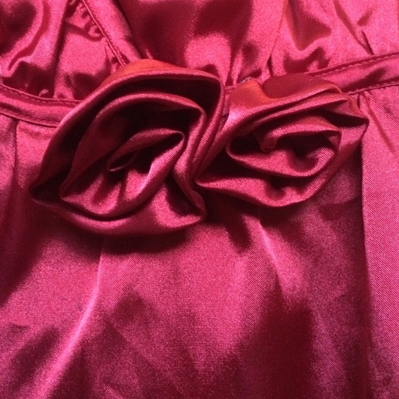 Beautiful Red Top. - Picture 2 of 3