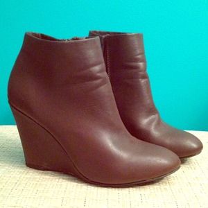 Brown ankle booties / wedges