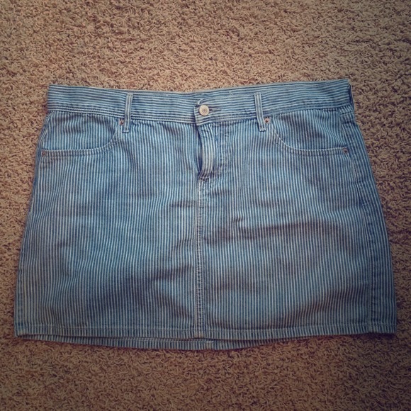 Short denim skirt. Blue and while strips.