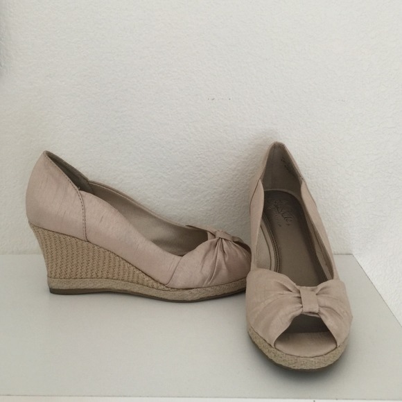Light brown/champagne wedges