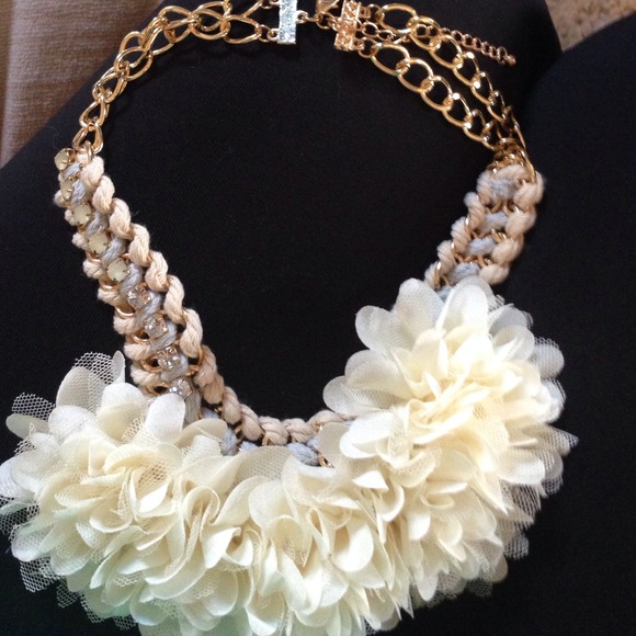Gorgeous Statement Necklace🎀 - Picture 2 of 4