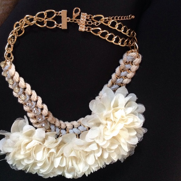 Gorgeous Statement Necklace🎀 - Picture 3 of 4