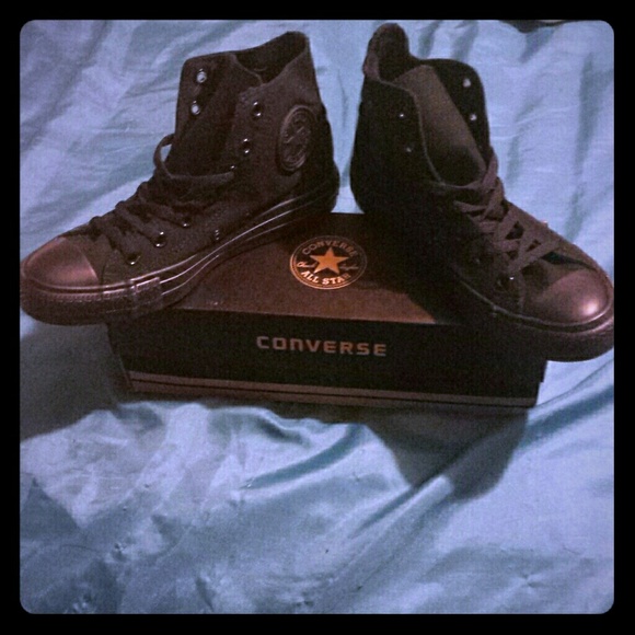 Converse black mono.