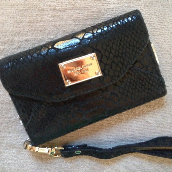 Micheal Kors Black Patent Snake Iphone5 Wristlet🎀