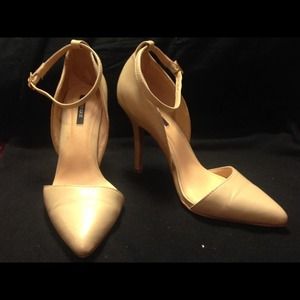 Nude pump