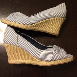 NWOT Peep toe Seersucker Wedges with Straw Heel