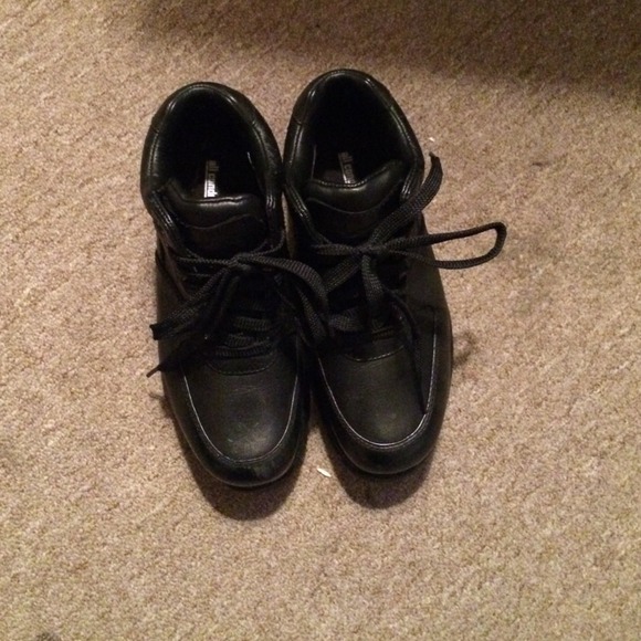 Boots for the winter color is black women 5.5