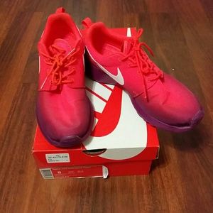 Woman's Nike Rosheruns