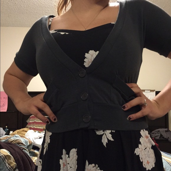 Grey cropped cardigan.