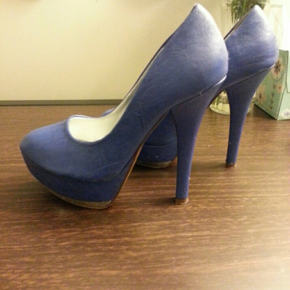 Blue pumps