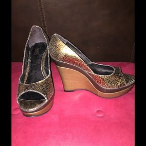 Sexy peep toe metallic wedges!