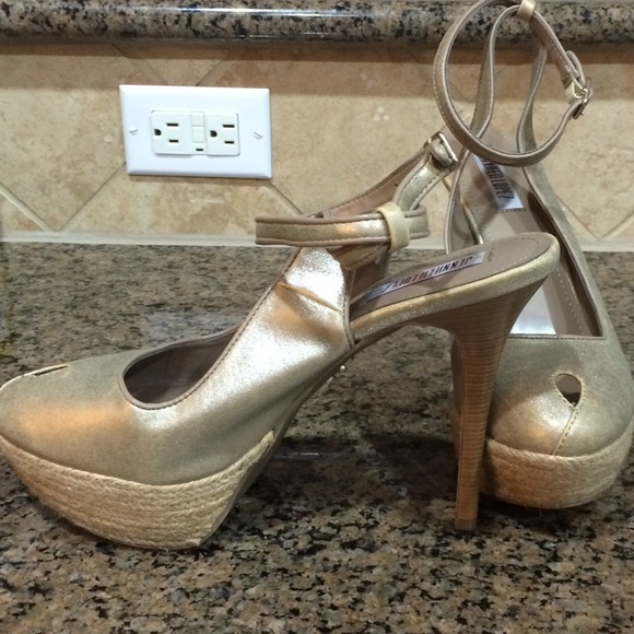 🌹REDUCED PRICE🌹Jennifer Lopez Peep Toe Heels