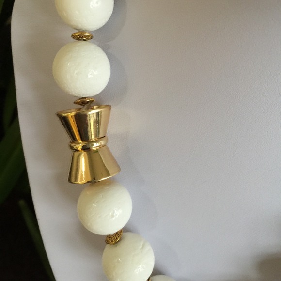 NWOT 20mm Spongy Coral & Coral Necklace - Picture 2 of 2