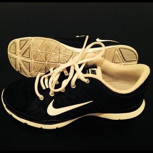🔆🔅Nike shoes!🔅🔆 Black & White. Women's 8.5