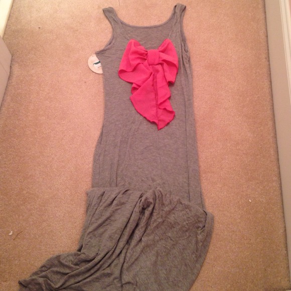 Grey maxi dress with pretty pink bow! 🎀