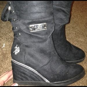 Black boots w wedge