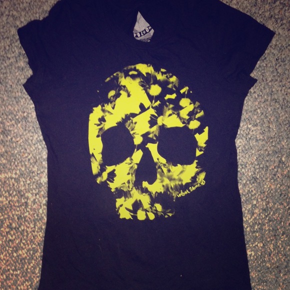 Yellow & black skull shirt 💛