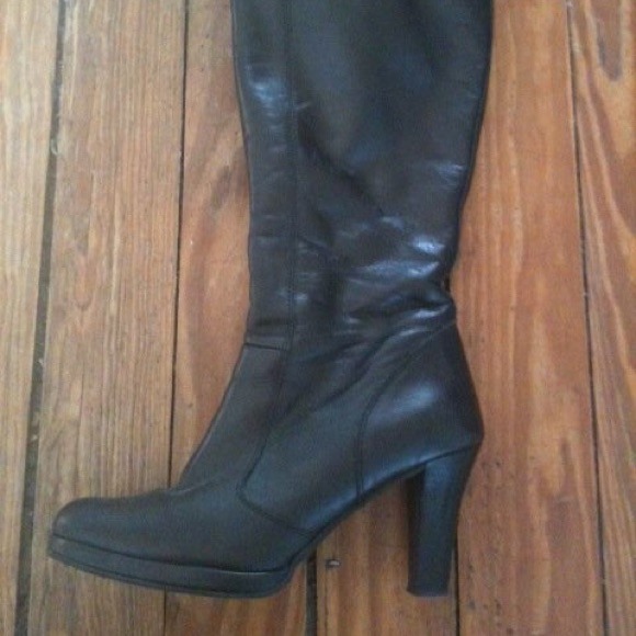 Beatiful mid calf leather boots w/ 3.5" heel.