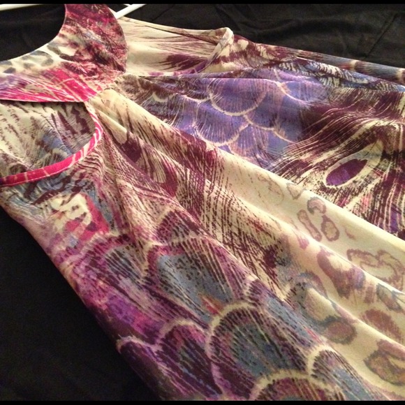 Patterned High Low Top - Picture 3 of 3