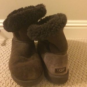 Ugg boots with the button
